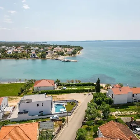 Βίλα Brand New Olivia 30m From The Sea With Heated Pool And Jacuzzi