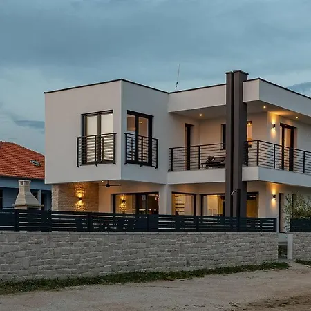 Vila Brand New Olivia 30m From The Sea With Heated Pool And Jacuzzi