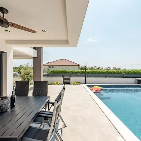 Vila Brand New Olivia 30m From The Sea With Heated Pool And Jacuzzi