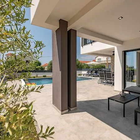 Brand New Olivia 30m From The Sea With Heated Pool And Jacuzzi