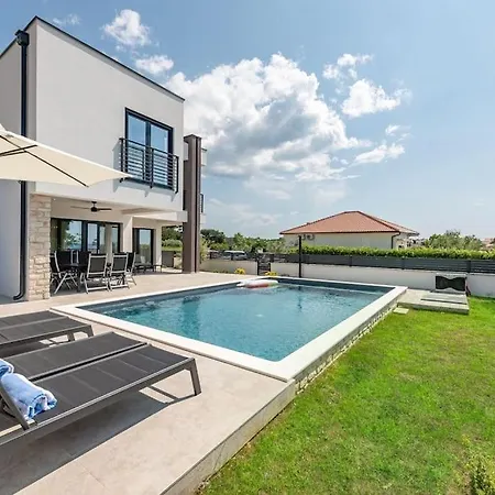 빌라 Brand New Olivia 30m From The Sea With Heated Pool And Jacuzzi