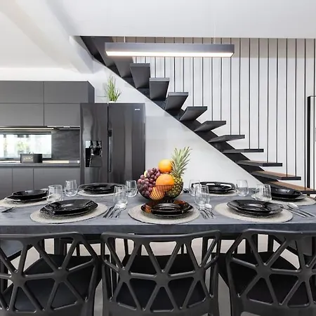 Brand New Olivia 30m From The Sea With Heated Pool And Jacuzzi 빌라