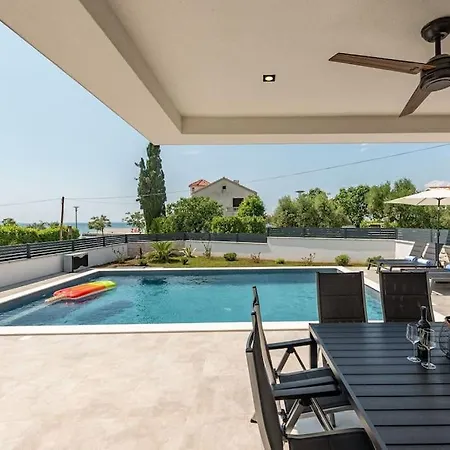 빌라 Brand New Olivia 30m From The Sea With Heated Pool And Jacuzzi