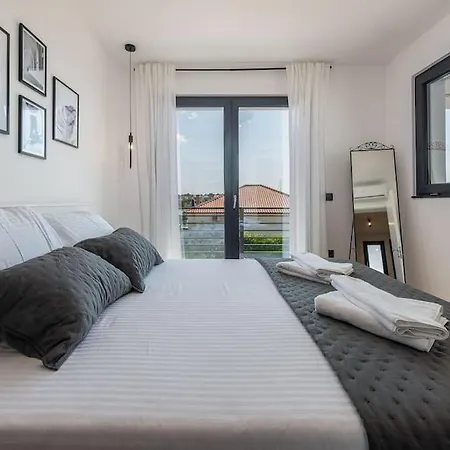 Brand New Olivia 30m From The Sea With Heated Pool And Jacuzzi * 자톤