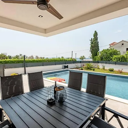 Brand New Olivia 30m From The Sea With Heated Pool And Jacuzzi *