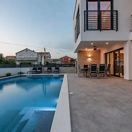 Brand New Olivia 30m From The Sea With Heated Pool And Jacuzzi * 자톤