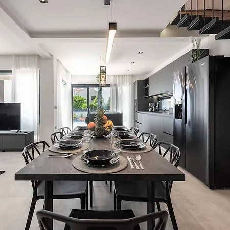 Brand New Olivia 30m From The Sea With Heated Pool And Jacuzzi 자톤