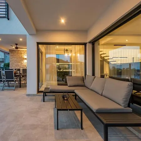 빌라 Brand New Olivia 30m From The Sea With Heated Pool And Jacuzzi *