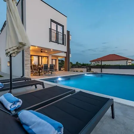 Brand New Olivia 30m From The Sea With Heated Pool And Jacuzzi Villa Zaton (Zadar)