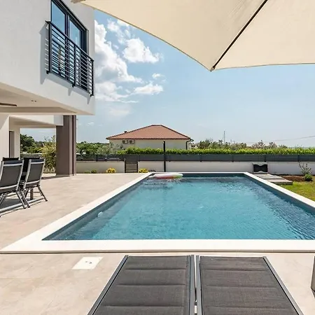 Brand New Olivia 30m From The Sea With Heated Pool And Jacuzzi Villa *