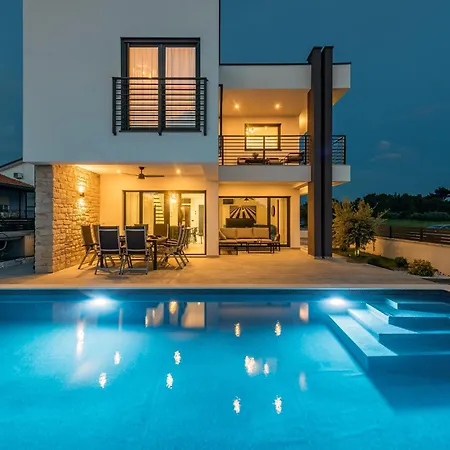 Brand New Olivia 30m From The Sea With Heated Pool And Jacuzzi Villa *