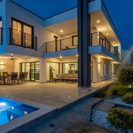 빌라 Brand New Olivia 30m From The Sea With Heated Pool And Jacuzzi *