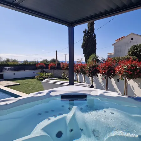 Brand New Olivia 30m From The Sea With Heated Pool And Jacuzzi 자톤