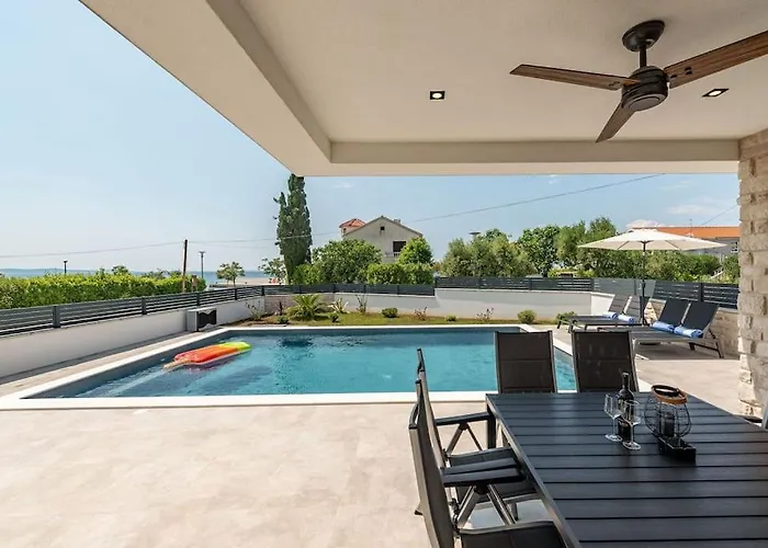 Villa Brand New Olivia 30m From The Sea With Heated Pool And Jacuzzi