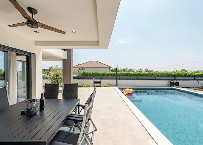 Villa Brand New Olivia 30m From The Sea With Heated Pool And Jacuzzi