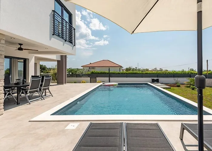 Brand New Olivia 30m From The Sea With Heated Pool And Jacuzzi Villa *