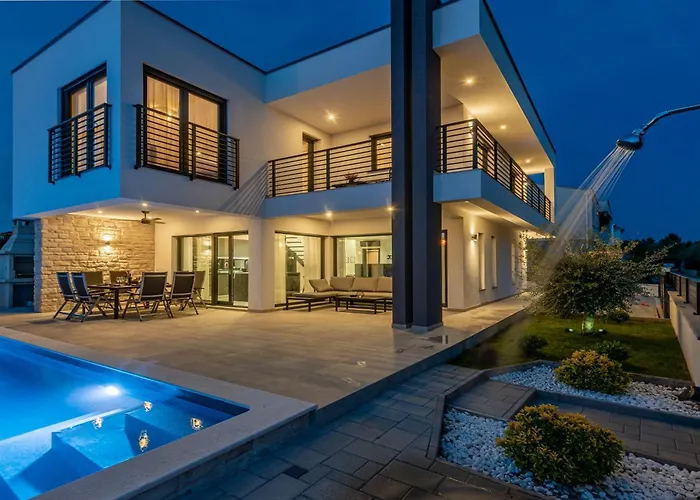 Villa Brand New Olivia 30m From The Sea With Heated Pool And Jacuzzi *